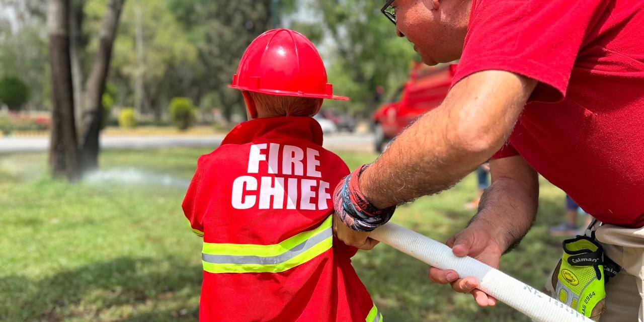 Niñas y niños viven experiencia de ser bombero por un día