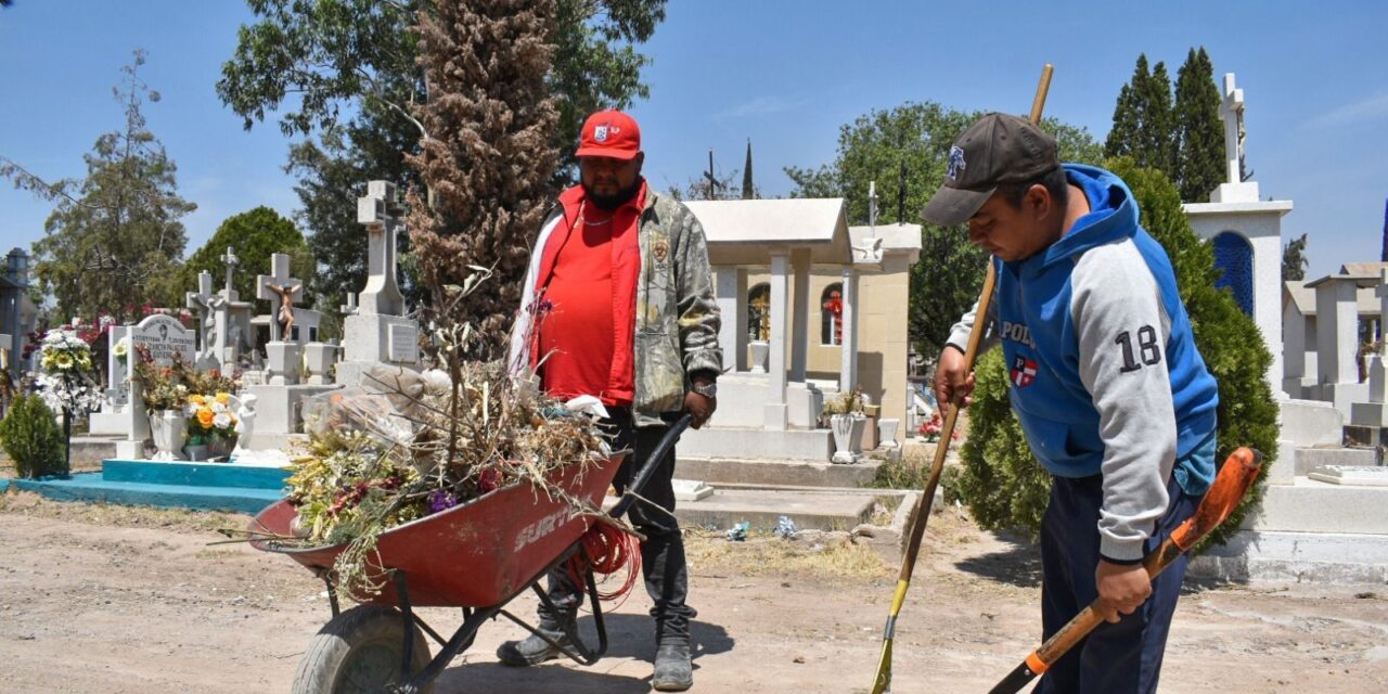 Intensifican trabajos de limpieza y mantenimiento en el panteón El Saucito