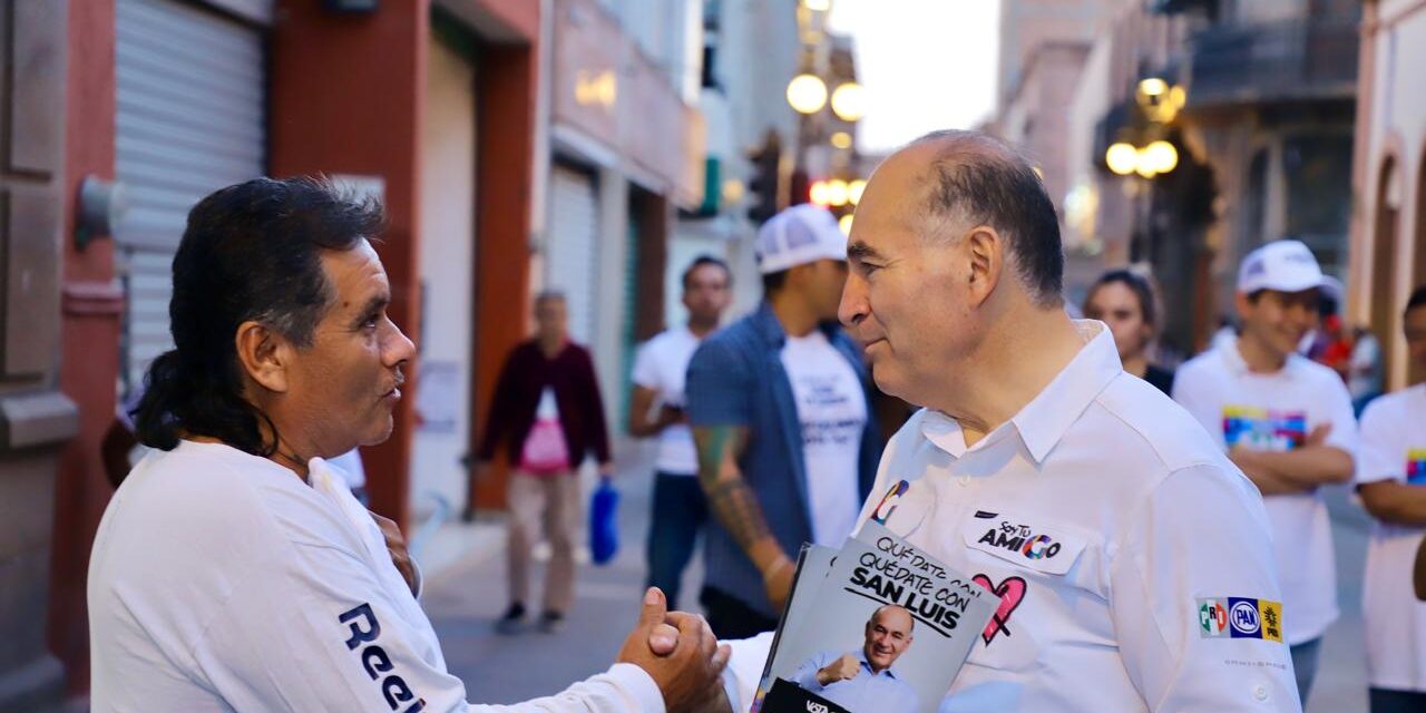 En recorrido por el Centro Histórico, Enrique Galindo fortalece contacto directo con potosinos