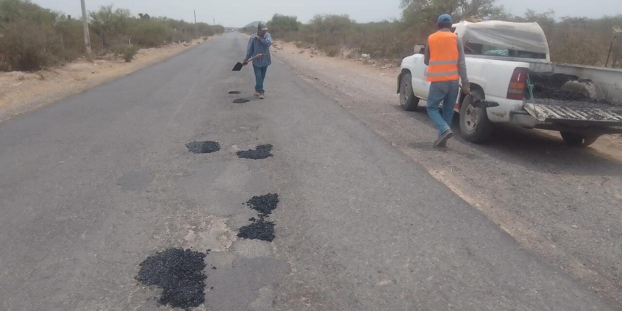 Se llevan a cabo trabajos de bacheo en carreteras delegacionales