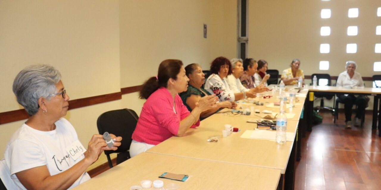 DIF de la capital brinda taller educacional a mujeres adultas mayores para vivir una vida plena