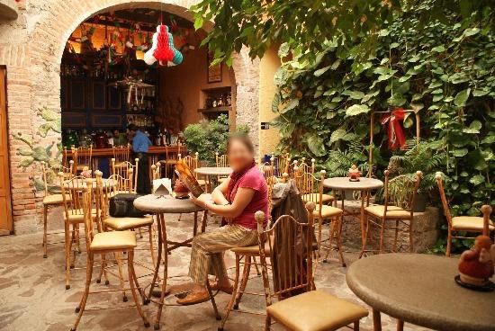 Invitan a tramitar apertura o refrendo de licencias para venta de antojitos con venta y consumo de cerveza