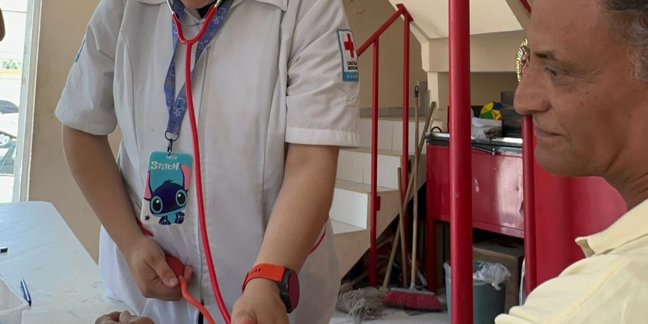Estudiantes de la Cruz Roja trabajan en conjunto con el DIF municipal en los Centros de Desarrollo Comunitario