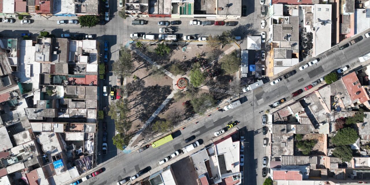 Vecinos y trabajadores municipales unen esfuerzos para rescatar el jardín de la rosa