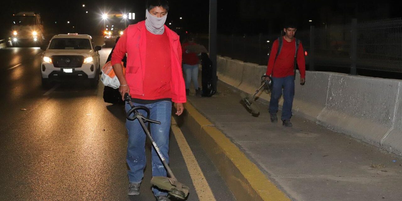 Continúa gobierno municipal la limpieza nocturna en avenida Salvador Nava Martínez