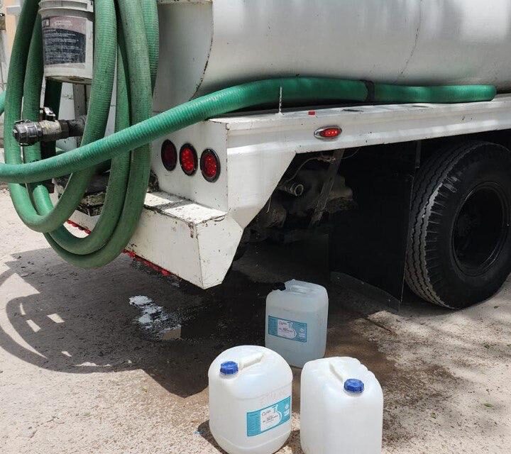 Interapas distribuye agua a vecinos del Barrio de&nbsp; San Miguelito.
