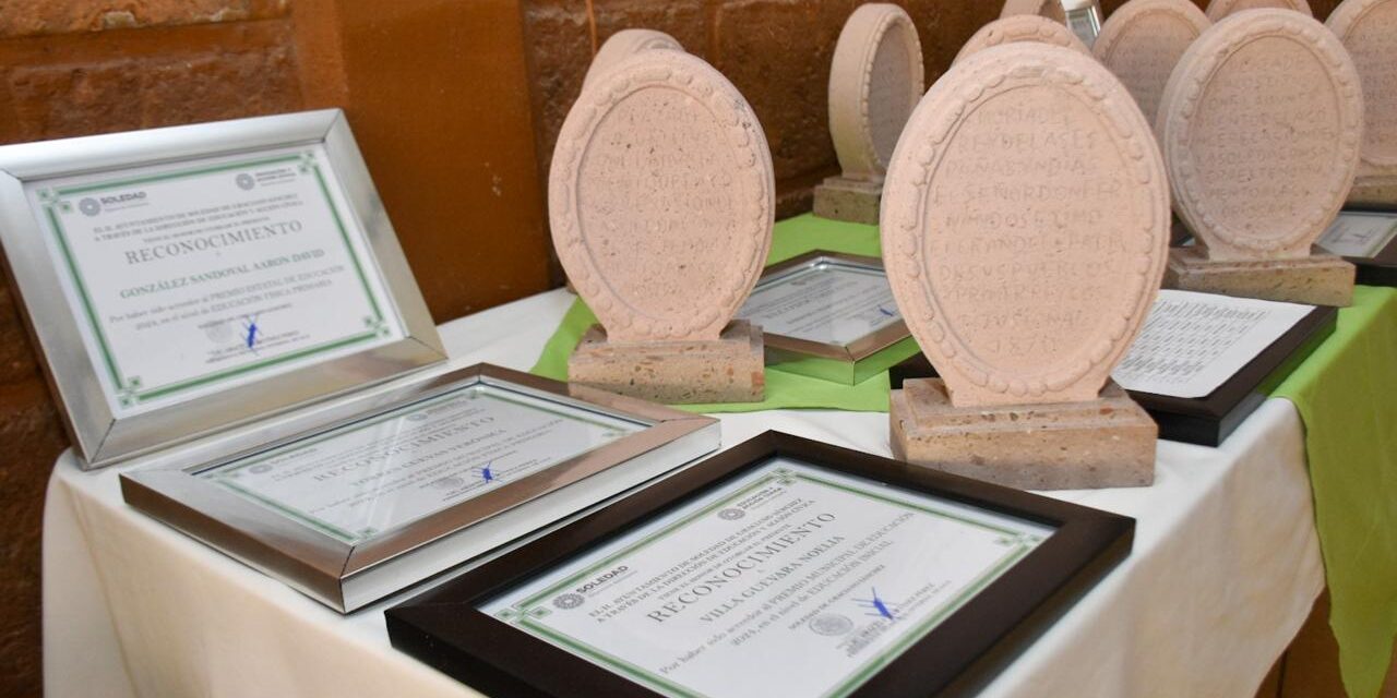Gobierno de Soledad reconoce labor docente con entrega del premio municipal de educación