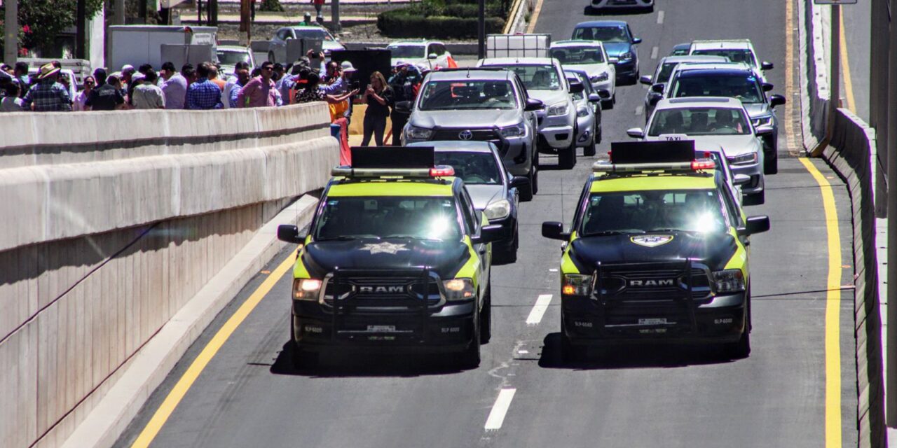 Policía vial activa operativo carrusel en paso a desnivel de Cordillera de los Alpes e Himalaya