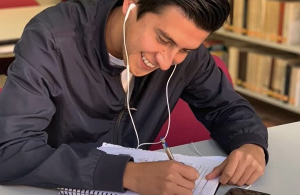 Impulsan a estudiantes con financiamientos para titularse