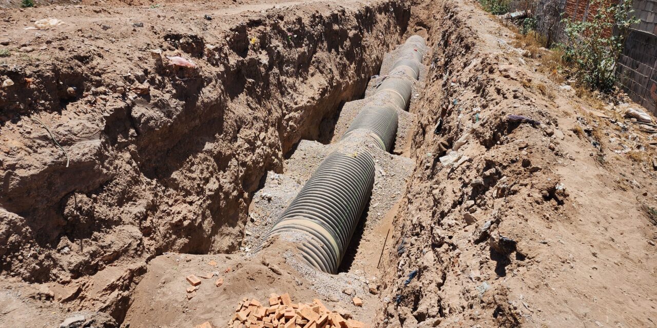 Continúa la reconstrucción del colector sanitario en “Los Silos” en Villa de Pozos.