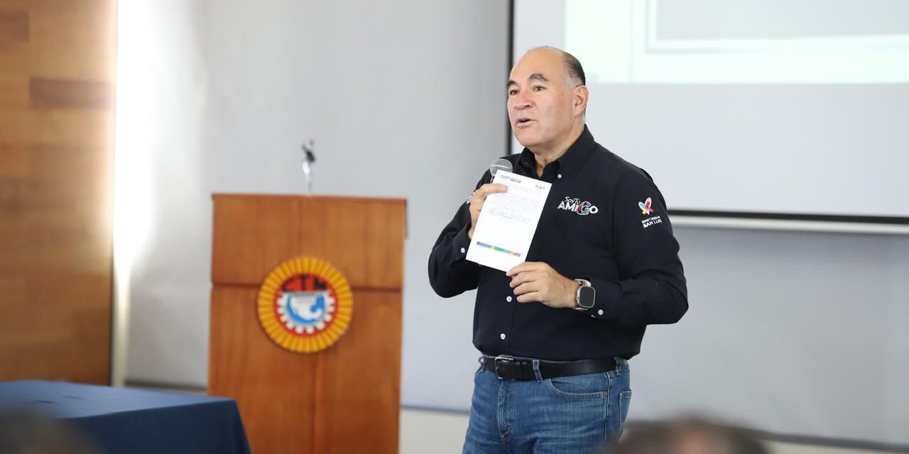 Galindo anuncia vialidad que conectará la 57 con carretera a Rioverde; trabajadores de BMW lo respaldan
