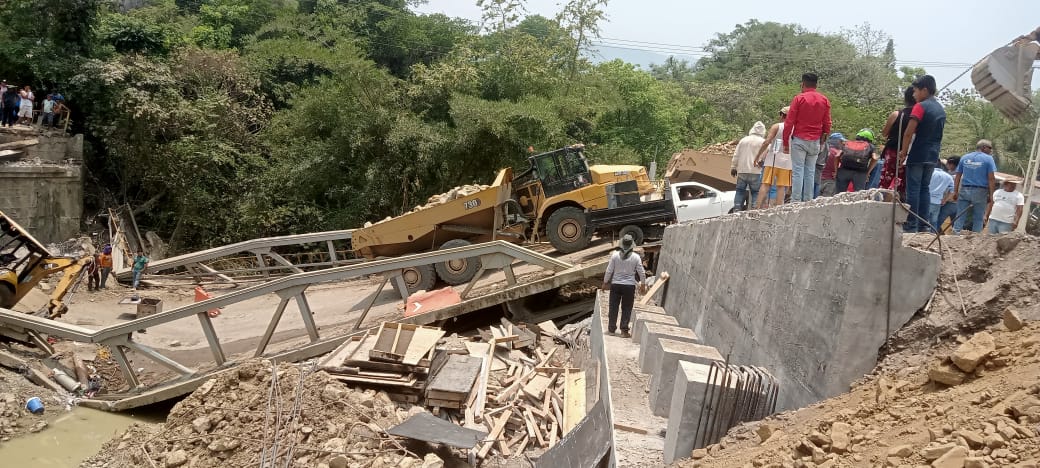 Atienden accidente en puente de carretera Valles-Tamazunchale