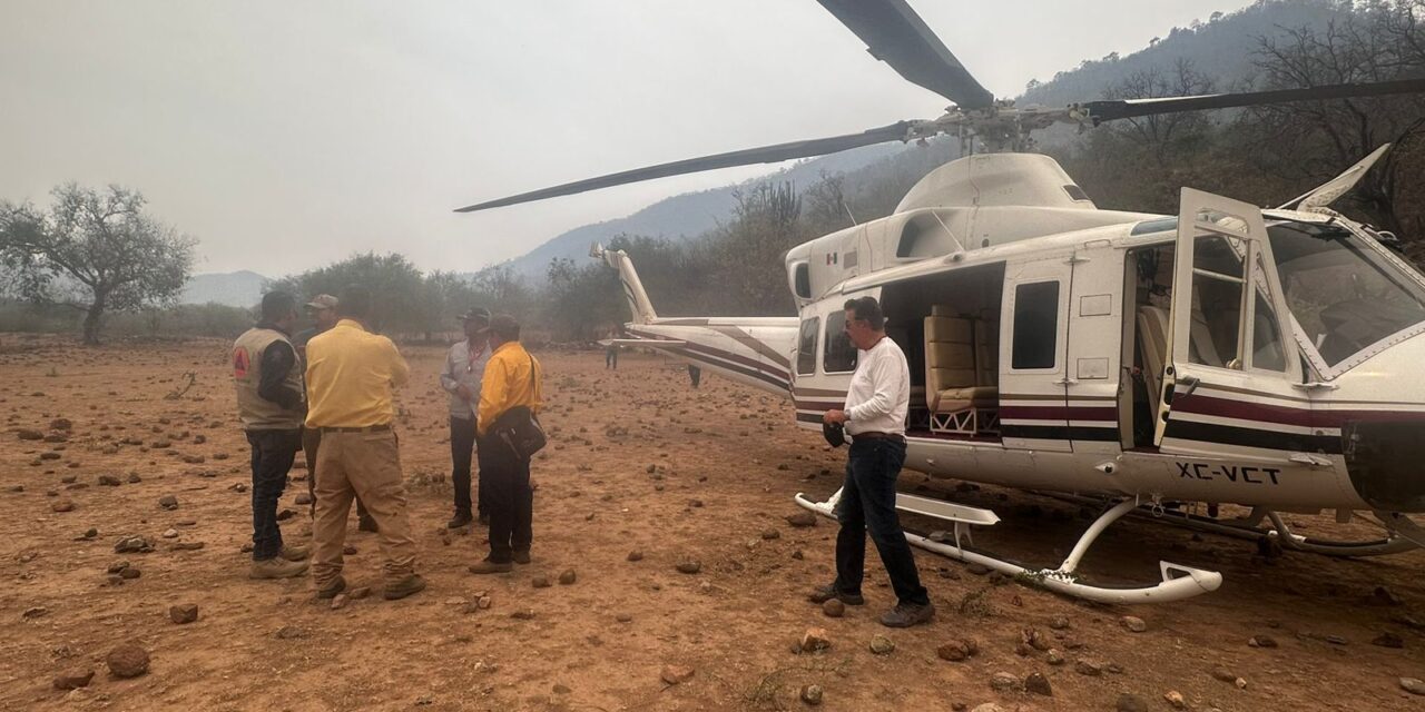 Con helicópteros combaten incendio en Santa María del Río