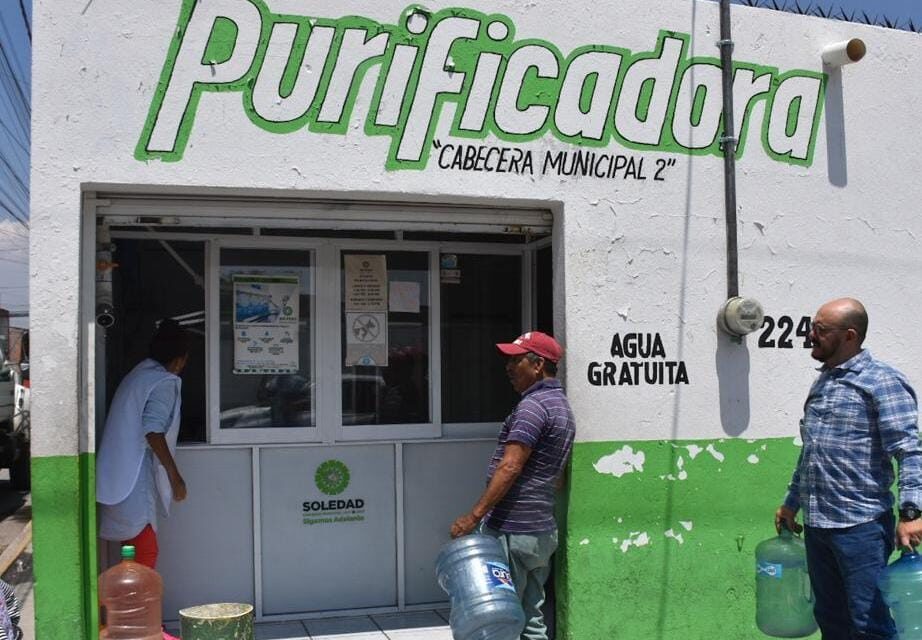 Gobierno de Soledad respalda a familias con programa de entrega de agua purificada