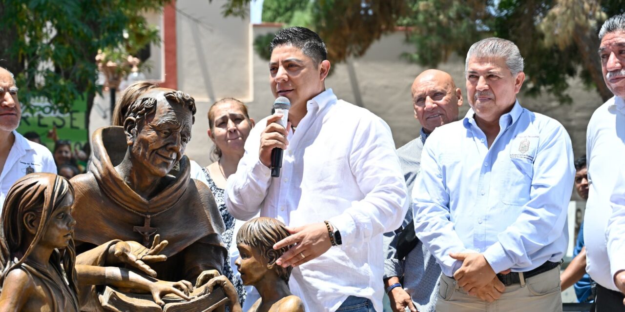 Ricardo Gallardo Cardona devela estatua de Fray Diego de la Magdalena