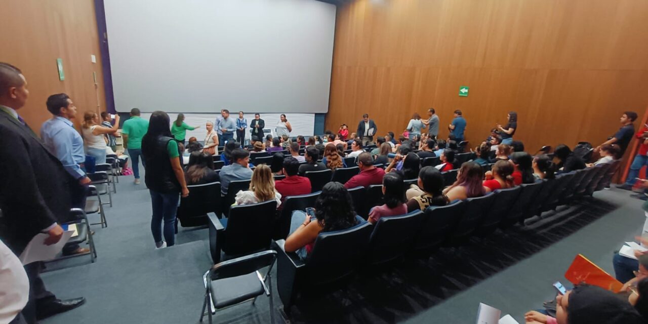 Gobierno estatal atiende a estudiantes de universidad privada