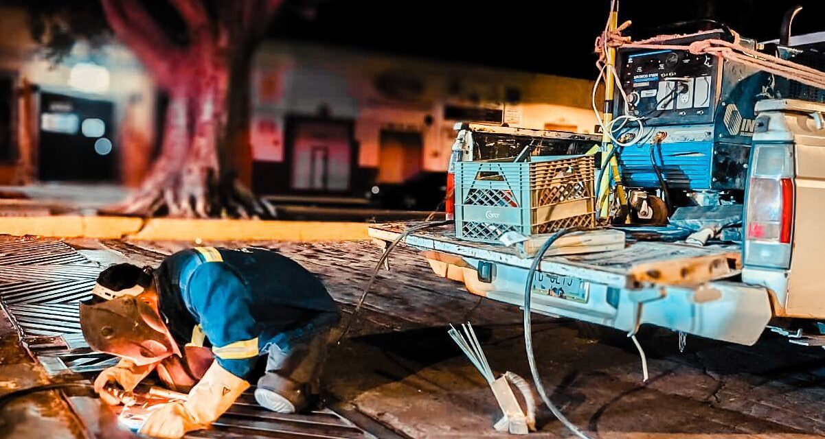 En trabajos nocturnos, Gobierno de la Capital repara las rejillas de alcantarillado del Centro Histórico