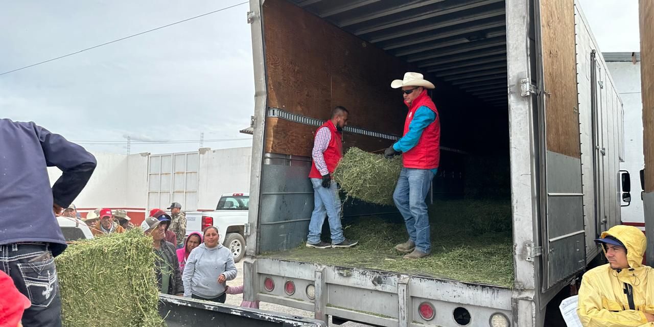 Para que las familias del campo puedan hacer frente a la sequía, Gobierno Municipal hace entrega del programa Pacas de Forraje