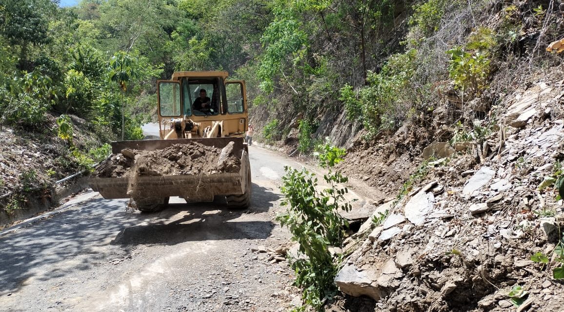 Gobierno estatal atiende a caminos afectados por lluvias