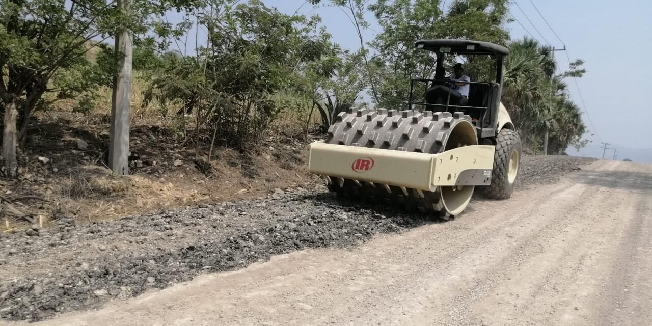 Gobierno del Estado avanza en reconstrucción de camino en Tamasopo