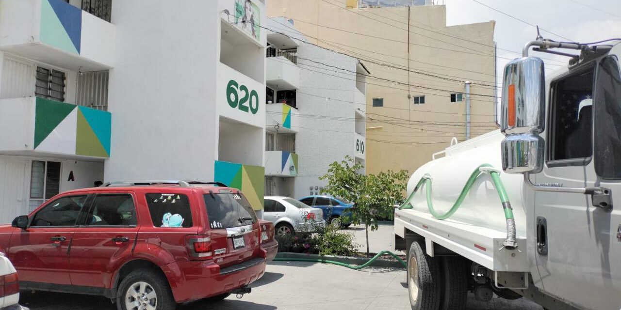 Gobierno soledense mantiene entrega agua a familias ante persistente desabasto