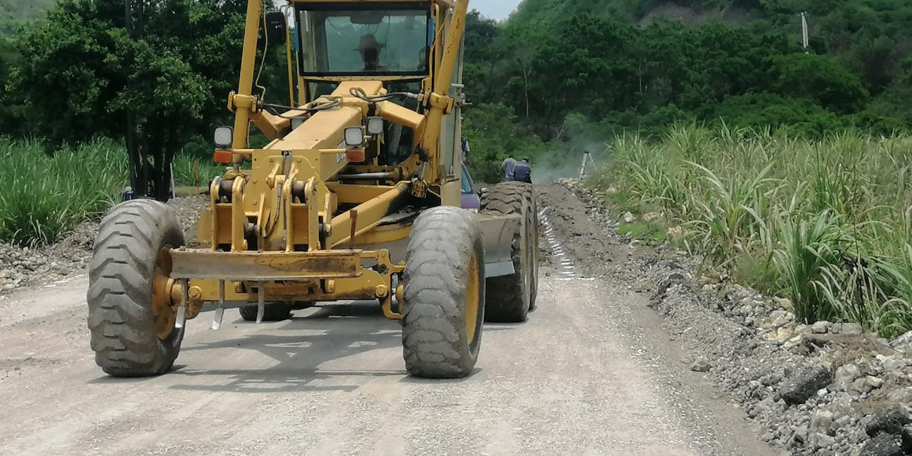 Avanza reconstrucción del camino a Tambaca en Tamasopo