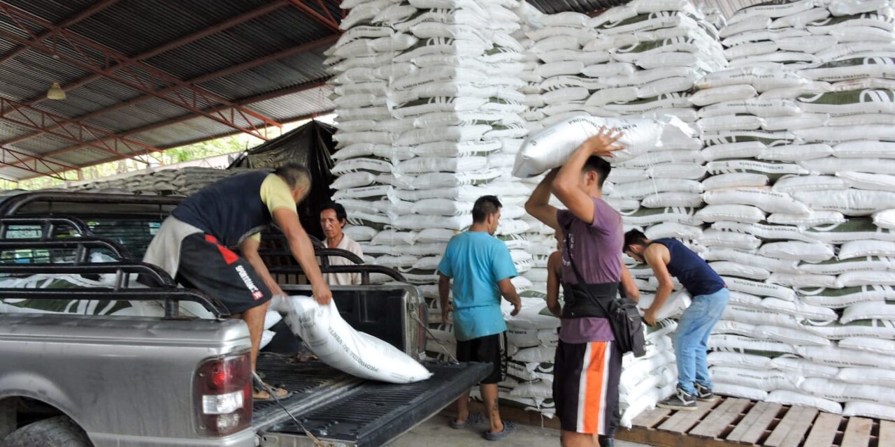Gobierno estatal entrega equipo y fertilizante a productores