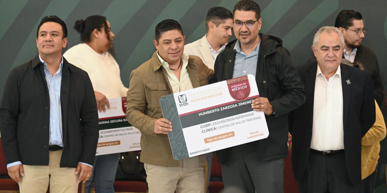 Ricardo Gallardo entrega tarjetas de IMSS-Bienestar para atención médica