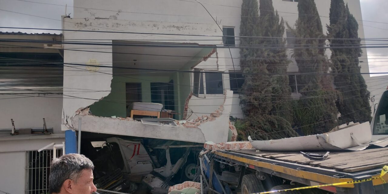 Cuerpos de emergencia atienden accidente en la carretera 57