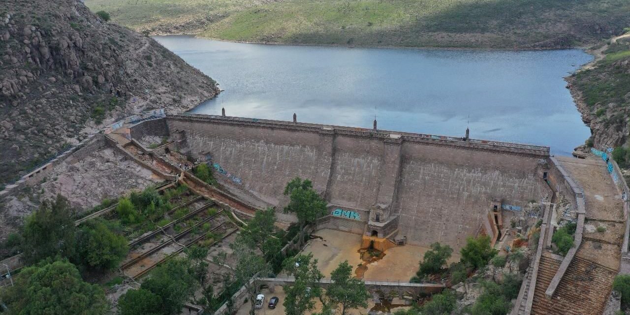 Como medida de seguridad, Interapas inicia desfogue controlado de excedentes de la presa “San José” sobre el bulevar “Río Santiago.