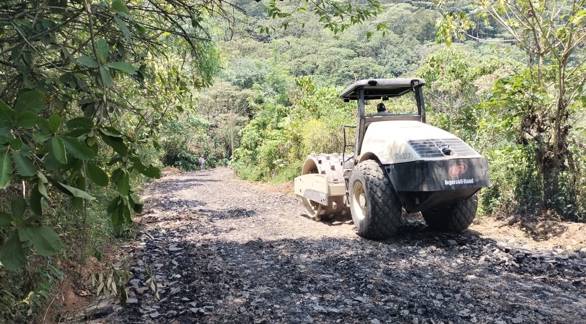 Avanza modernización de camino en Tamazunchale