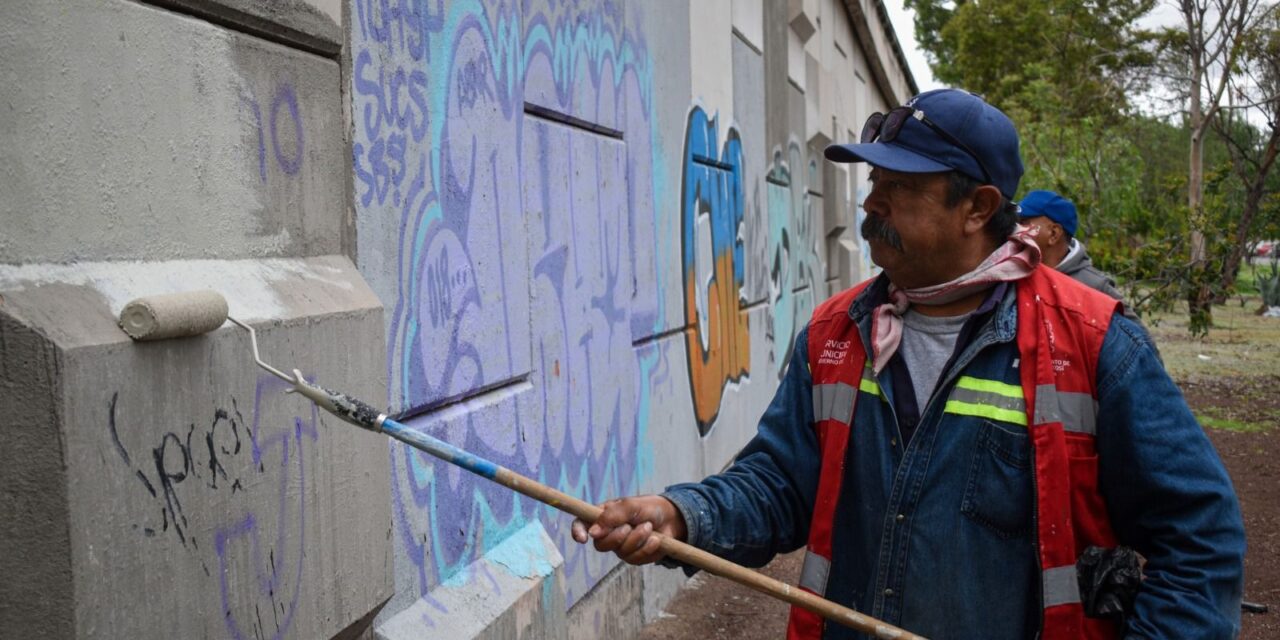 Ayuntamiento de SLP realiza labores de pintura y retiro de grafiti en el puente de avenida Xicoténcatl