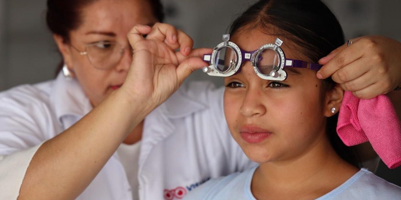 Gobierno estatal entrega 300 lentes gratuitos a niñas y niños