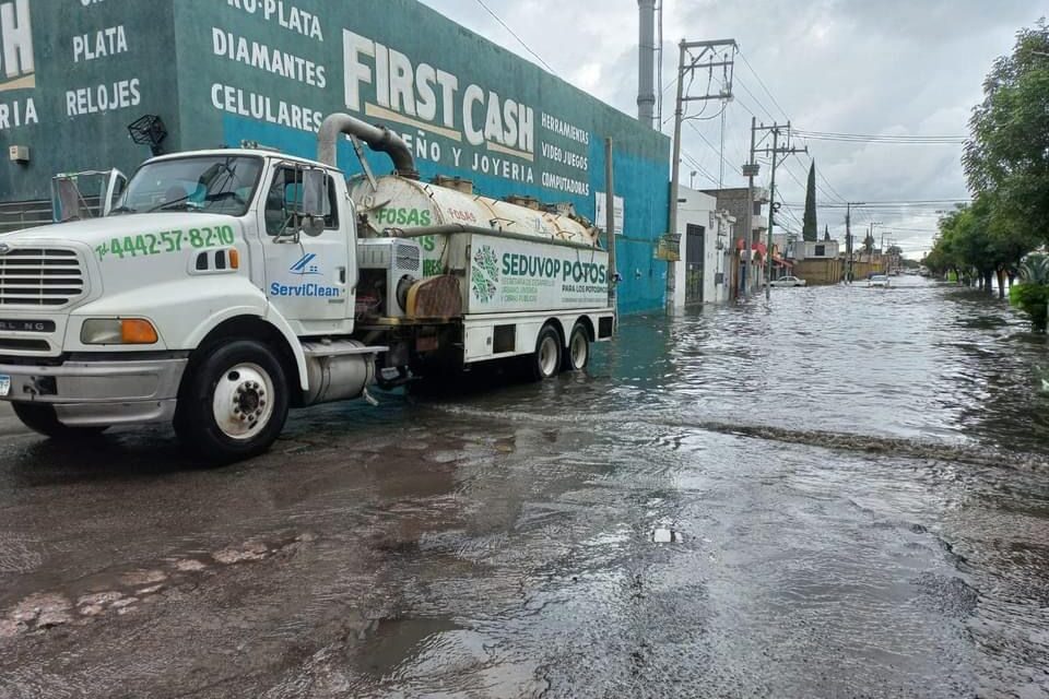 Gobierno estatal brinda apoyo a las familias con limpieza tras lluvias