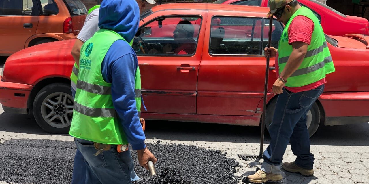 SE REACTIVAN LABORES DE BACHEO EN SOLEDAD DE G. S. PARA MEJORAR VIALIDADES