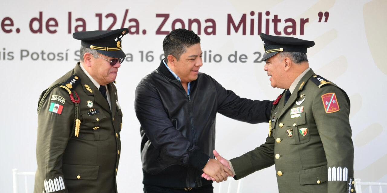 Ricardo Gallardo reconoce la destacada trayectoria de nuevo mando militar en SLP