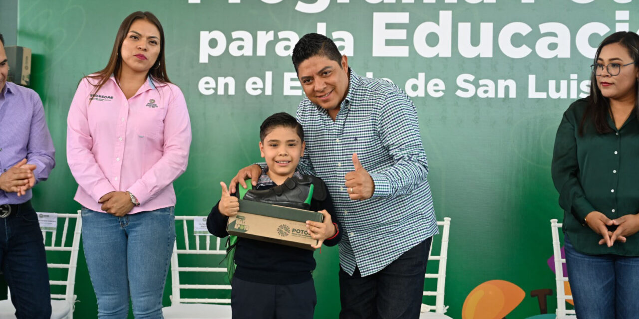 Ricardo Gallardo lleva apoyos educativos a Santa María del Río