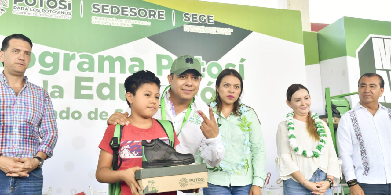 Gobernador Ricardo Gallardo lleva apoyos escolares a Matlapa