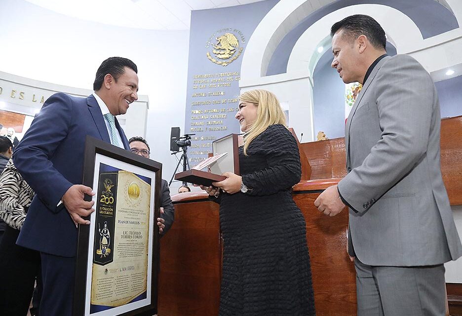 Entrega el pleno del Congreso del Estado Presea al Mérito “Plan de San Luis” post mortem al Licenciado Teófilo Torres Corzo.