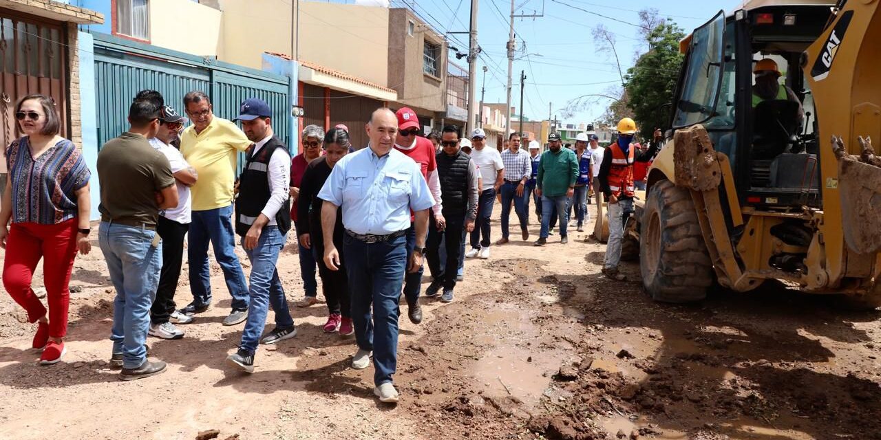 Alcalde Galindo supervisa rehabilitación de calle Tezontle, que conecta colonias de la zona norte