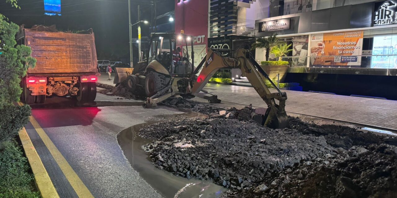 Gobierno Municipal atiende colapso de drenaje en avenida Carranza