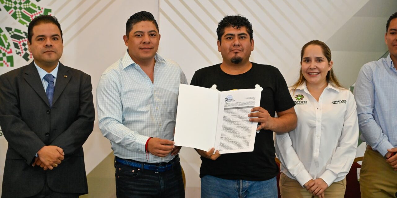 Ricardo Gallardo brinda más apoyo en certeza jurídica a familias potosinas