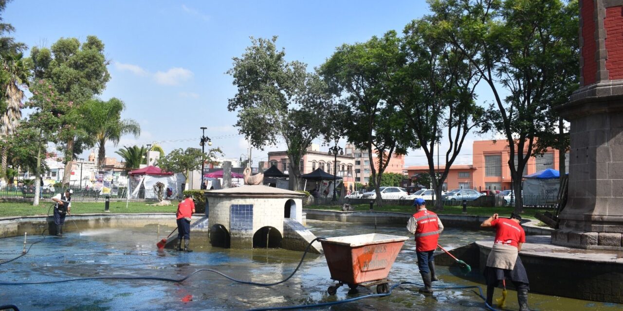 Ayuntamiento Capitalino limpia el emblemático Lago de los Patos de la Alameda Juan Sarabia
