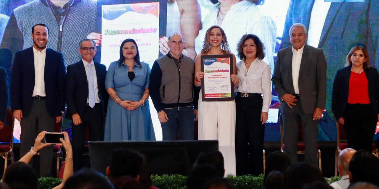 Ratifica Enrique Galindo impulso a la juventud con entrega de premios municipales y estímulos educativos