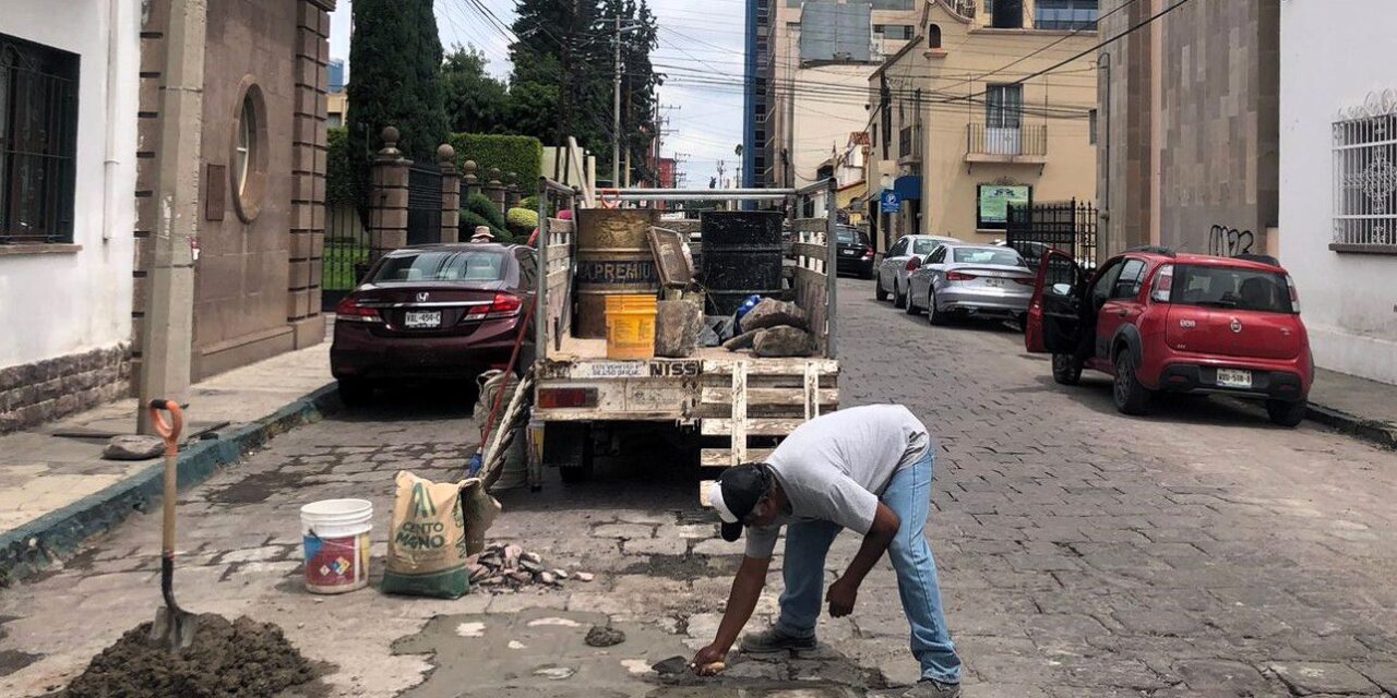 Gobierno Municipal de SLP mantiene reposición de adoquines y bacheo en calles y avenidas principales