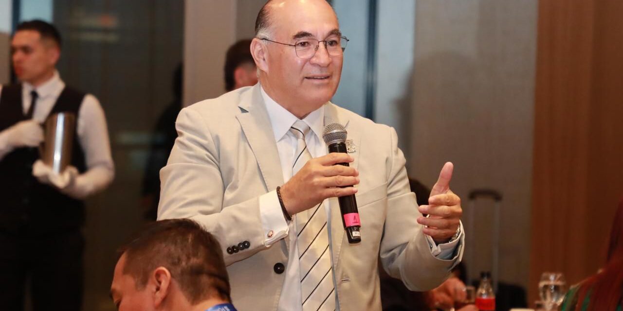 Alcalde Enrique Galindo expone bondades de la educación “no formal” durante Sesión Plenaria en Bogotá, Colombia