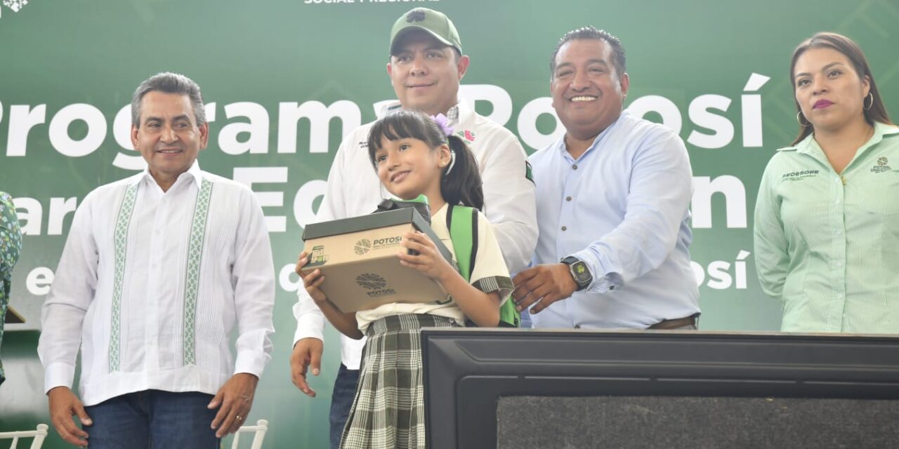 Ricardo Gallardo entrega útiles, mochilas y zapatos en la Huasteca Sur