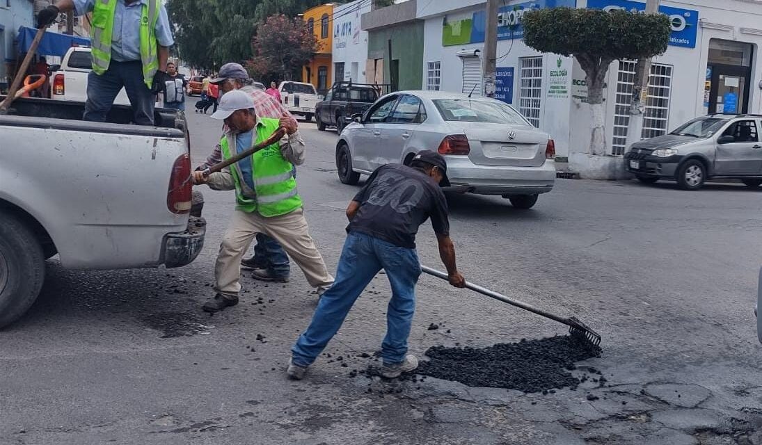 Soledad de GS continúa mantenimiento vial de calles con labores de bacheo