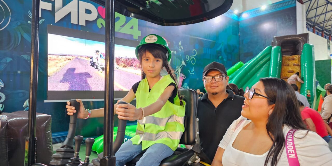 Niñas y niños disfrutan de módulo de la JEC en la Fenapo