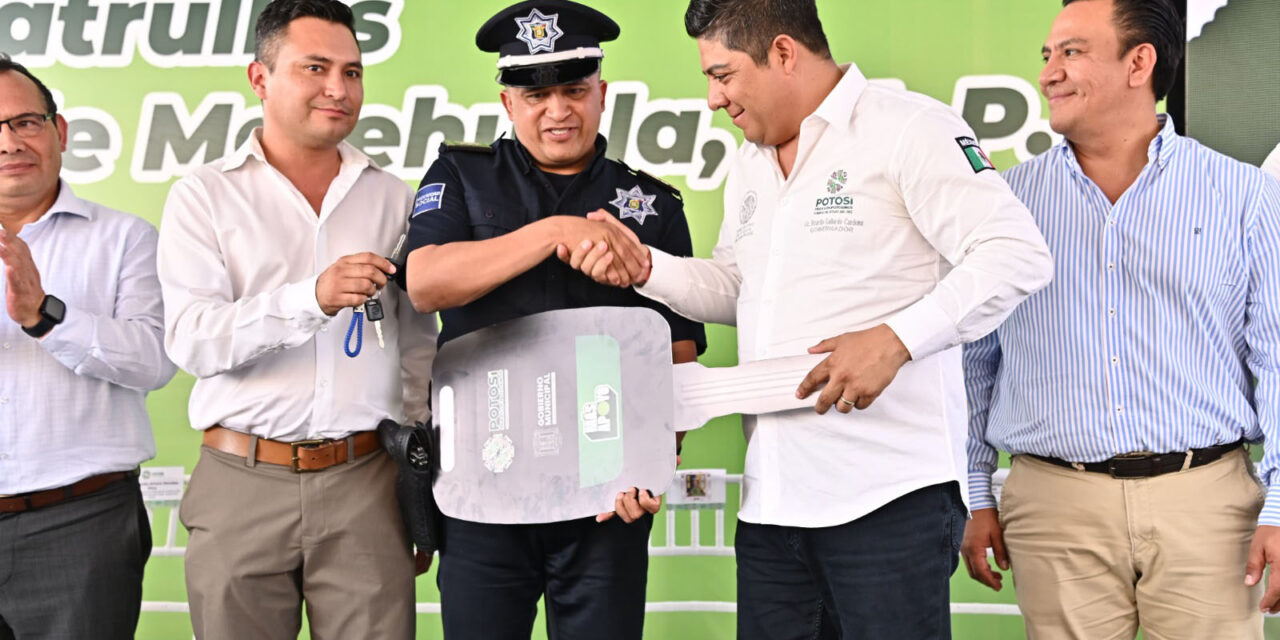 Entrega Ricardo Gallardo más equipamiento y patrullas en Matehuala